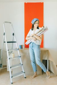 How to hang wallpaper